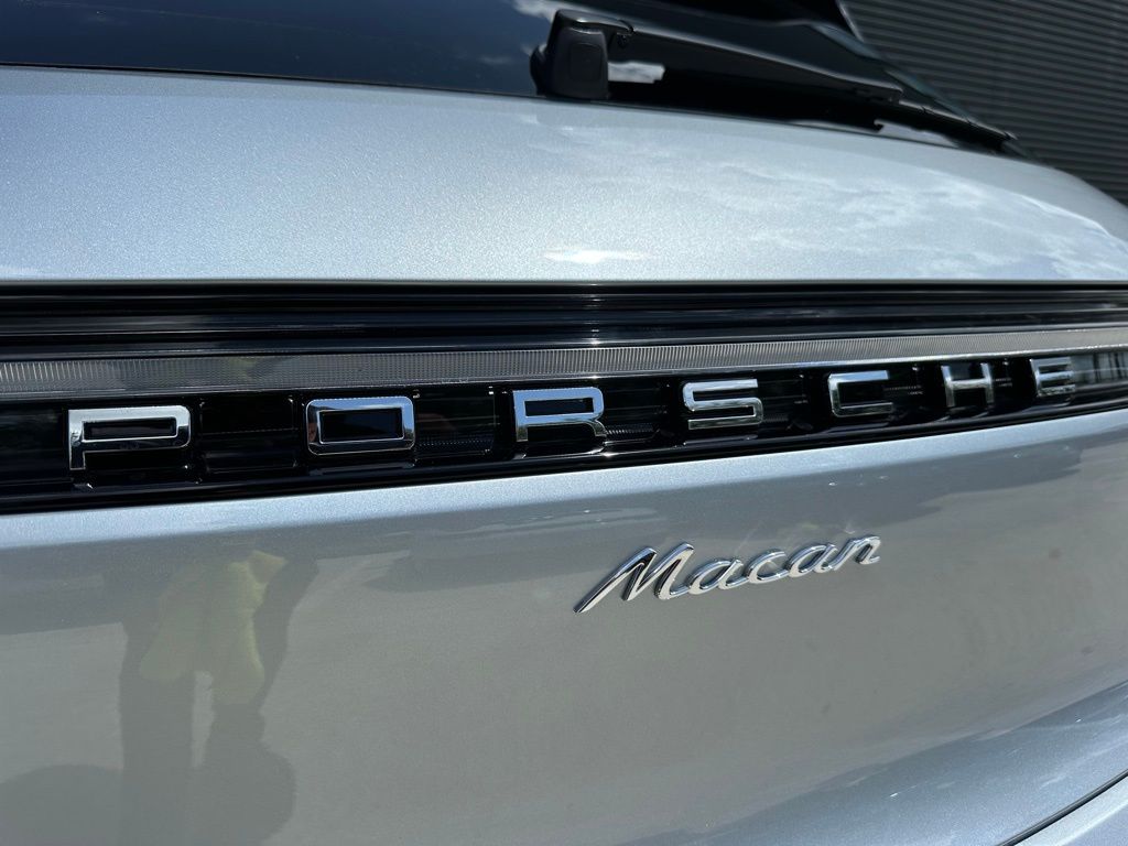 2025 Porsche Macan  12