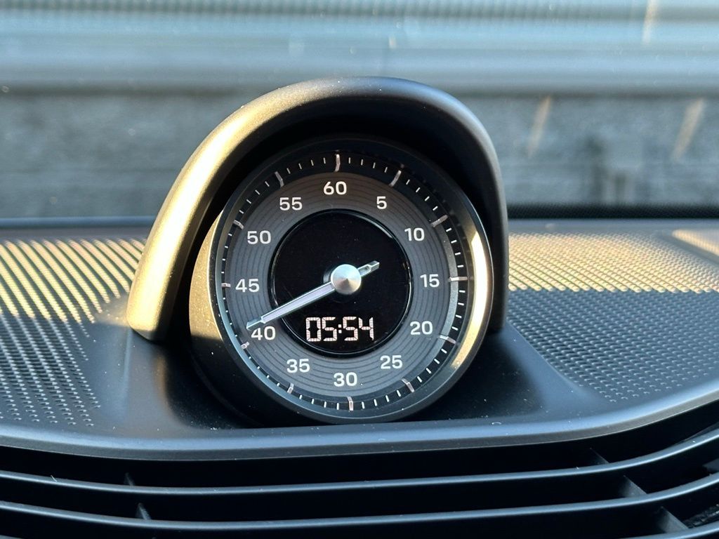 Thumbnail: 2025 Porsche Taycan - 27