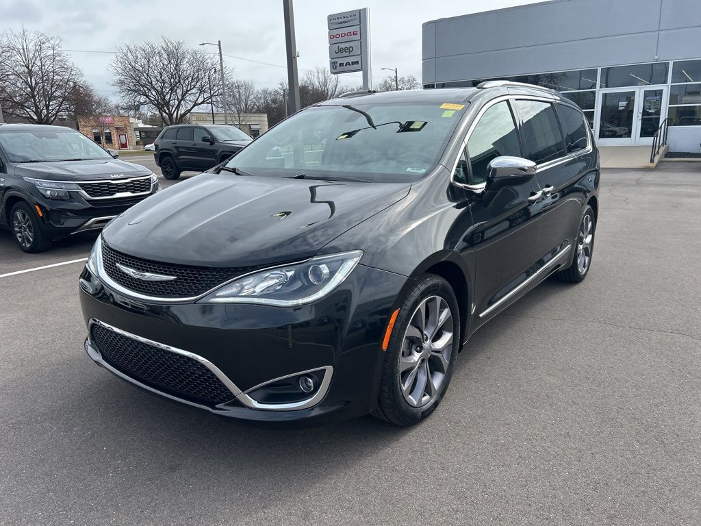 Brilliant Black Crystal Pearlcoat 2019 Chrysler Pacifica Limited FWD Minivan Front-Wheel Drive 9-Speed Automatic
