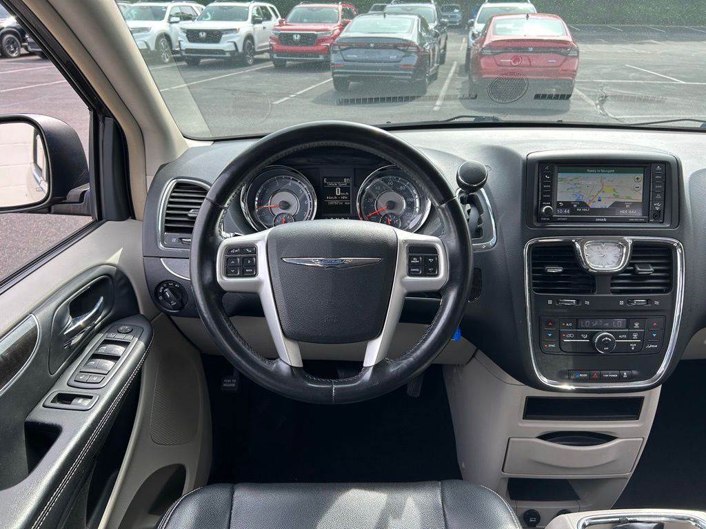 Thumbnail: 2016 Chrysler Town & Country - 12
