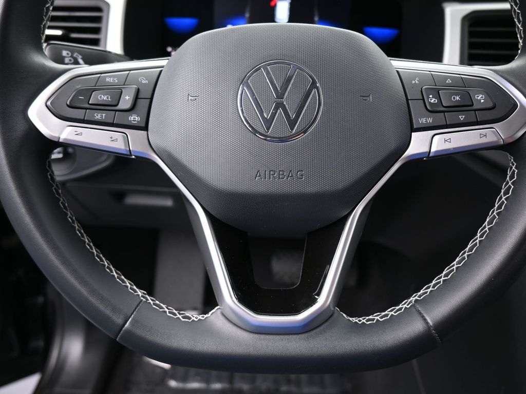 Used 2022 Deep Black Volkswagen 2.0T SE image 30