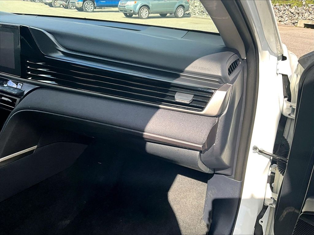 2025 Toyota Camry — photo 13