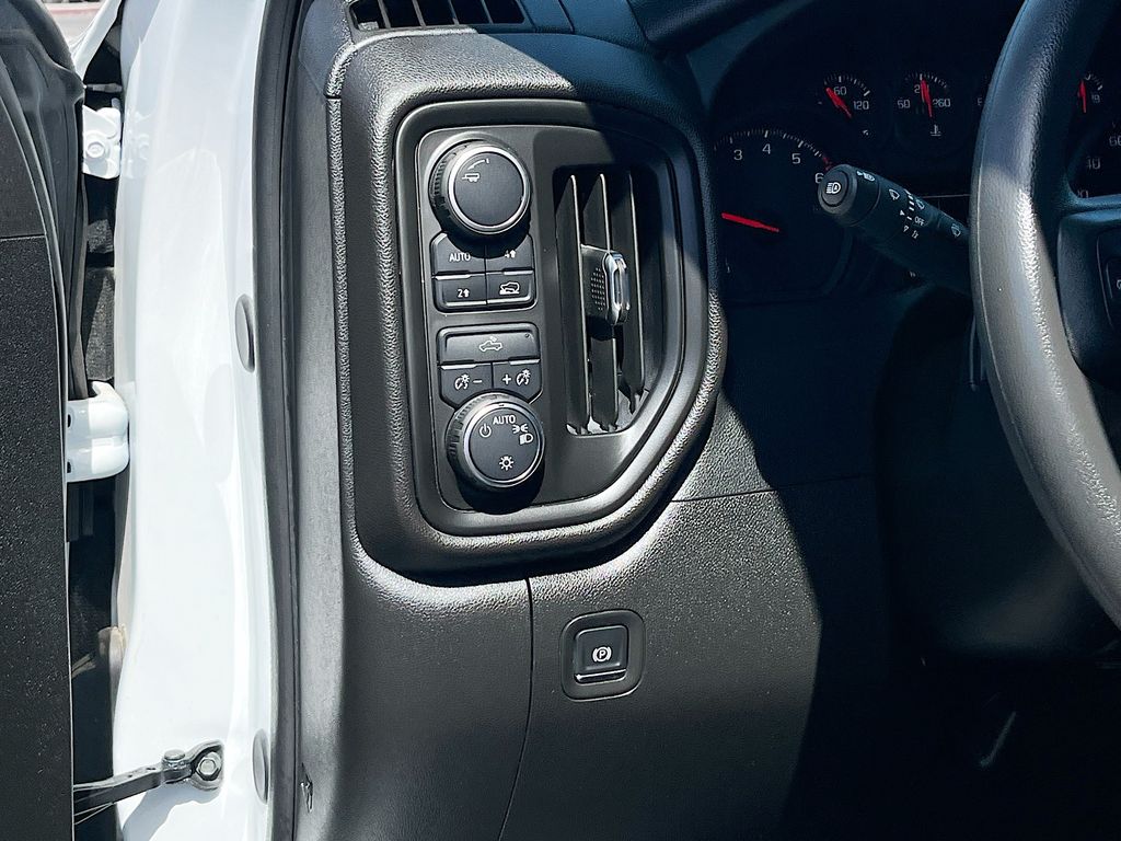 Used 2025 White Chevrolet Custom image 10
