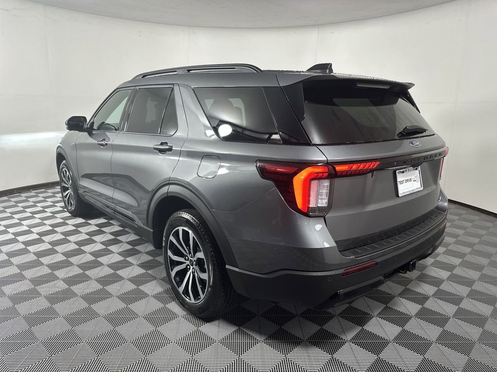 2025 Ford Explorer ST-Line 5