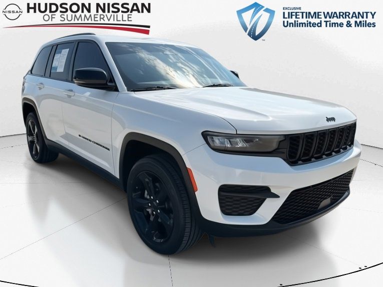 2023 Bright White Clearcoat Jeep Grand Cherokee Altitude SUV