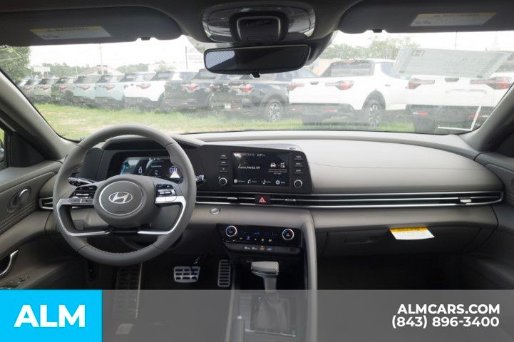 Used 2025 White Hyundai SEL Sport image 18