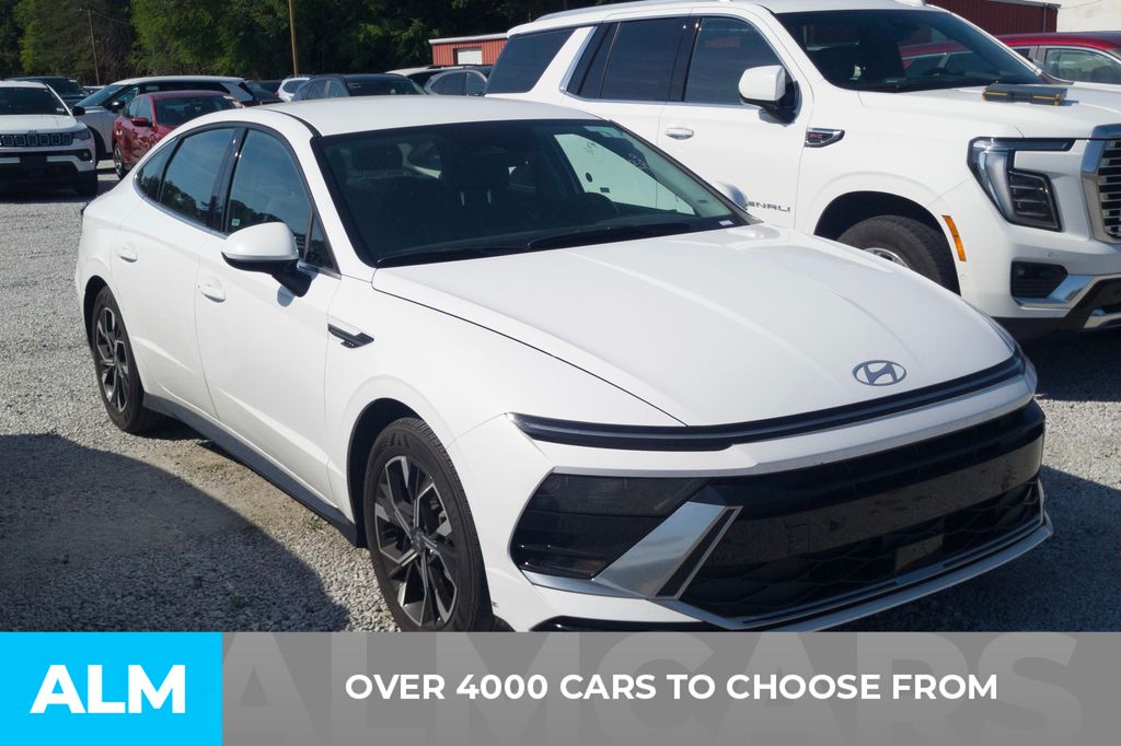 Used 2025 White Hyundai SEL image 2