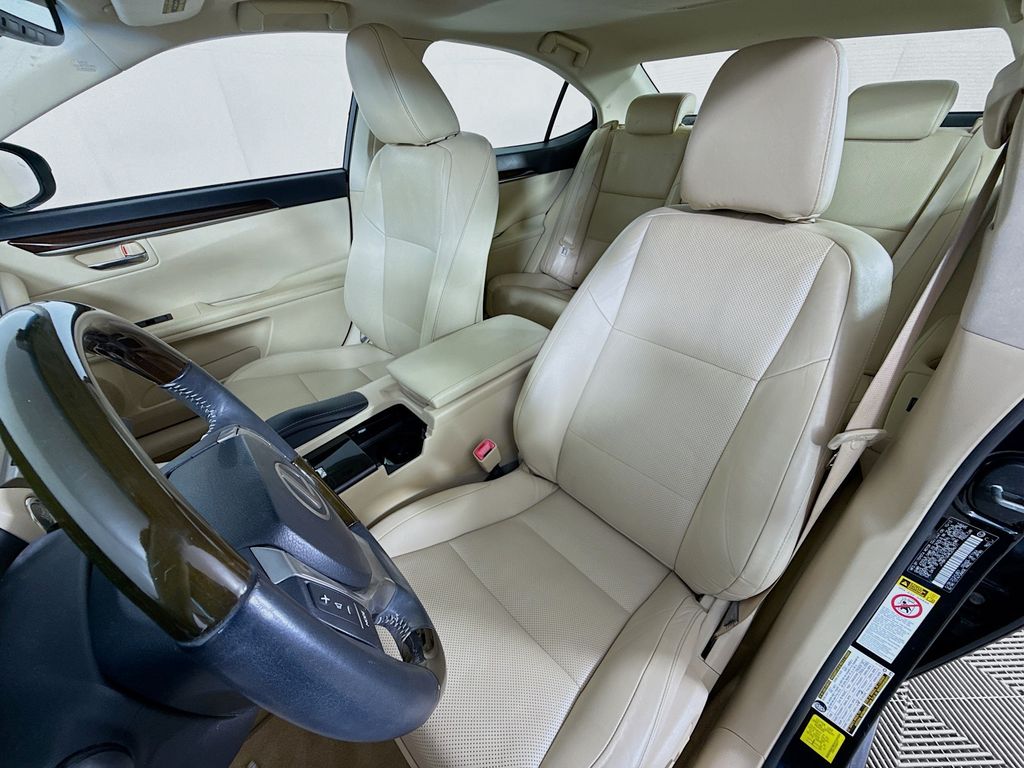 Thumbnail: 2014 Lexus ES - 21