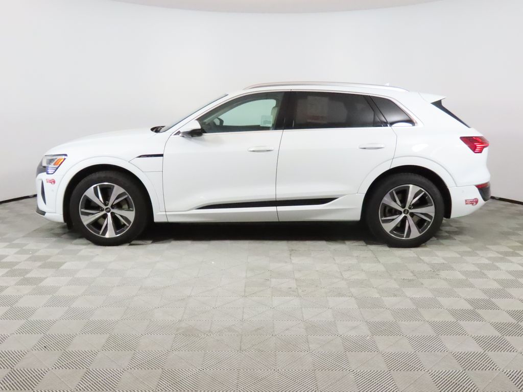 Thumbnail: 2024 Audi Q8 e-tron - 2