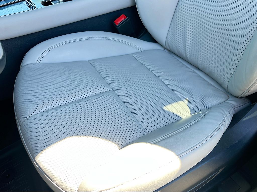 Used 2025 White Lincoln Premiere image 19