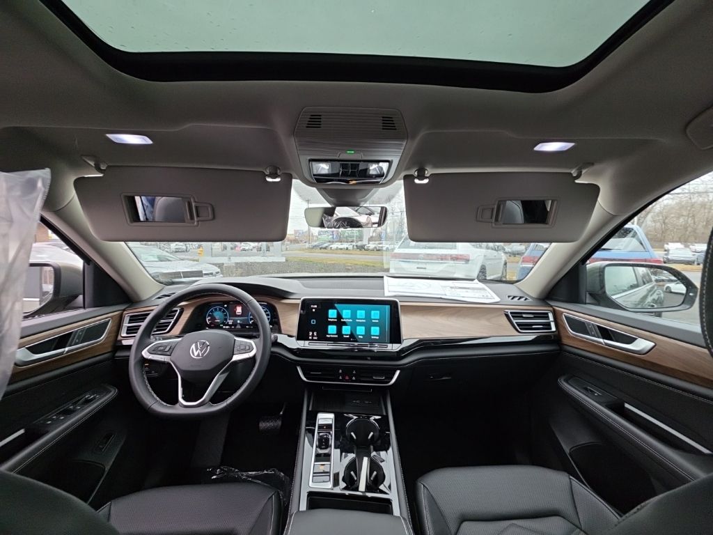 2026 Volkswagen Atlas 2.0T SE w/Technology Green at Sutliff Volkswagen