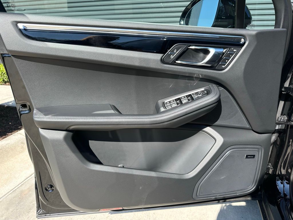 Thumbnail: 2026 Porsche Macan - 17