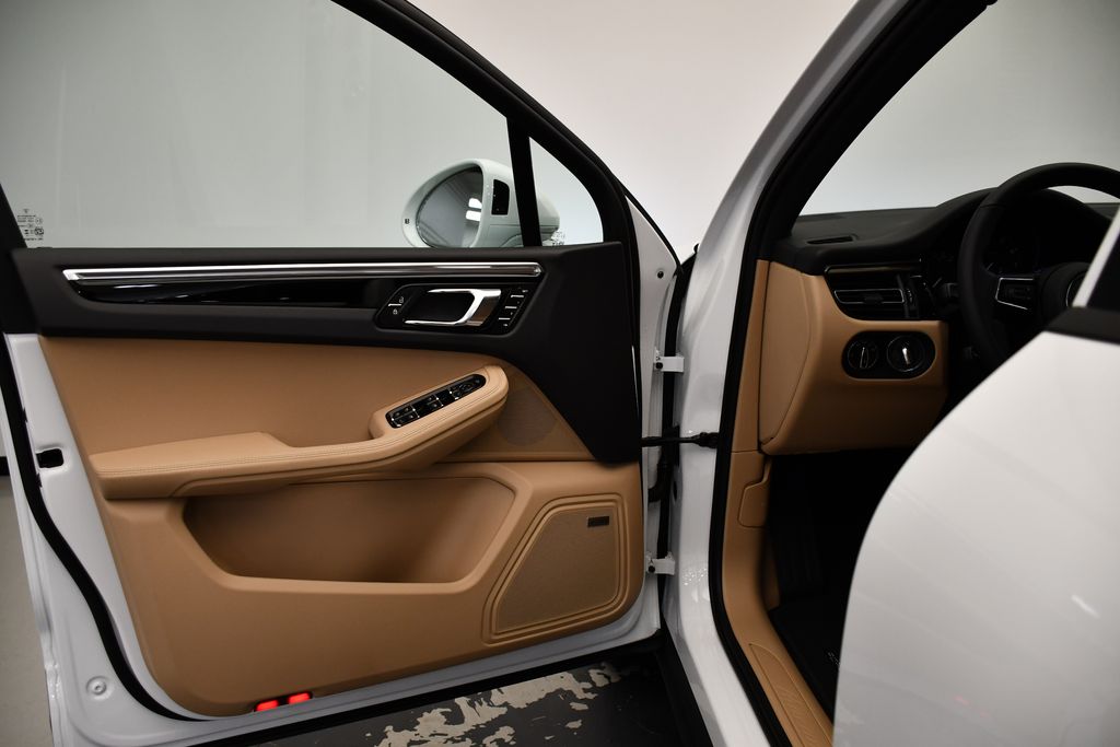 Thumbnail: 2025 Porsche Macan - 29