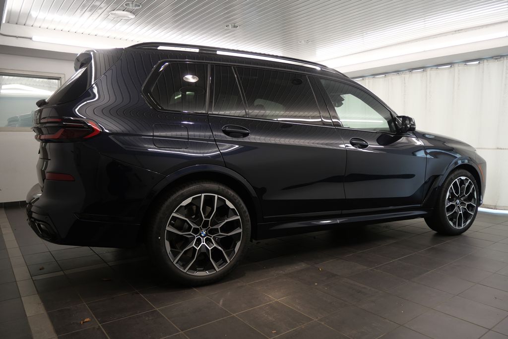 2025 BMW X7 M60i 8