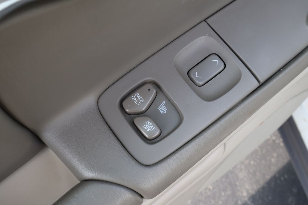 2001 Cadillac DeVille Base 32