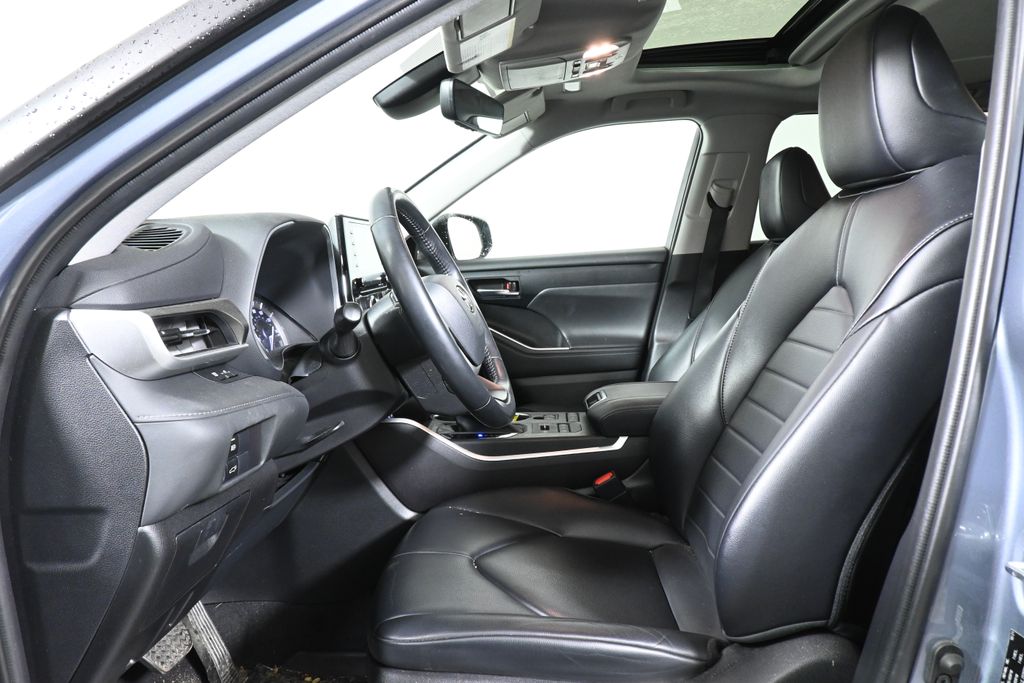 Thumbnail: 2022 Toyota Highlander - 3