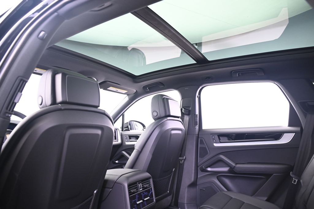 Thumbnail: 2025 Porsche Cayenne - 25