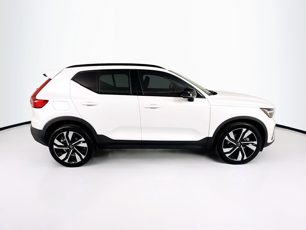 Thumbnail: 2023 Volvo XC40 - 4