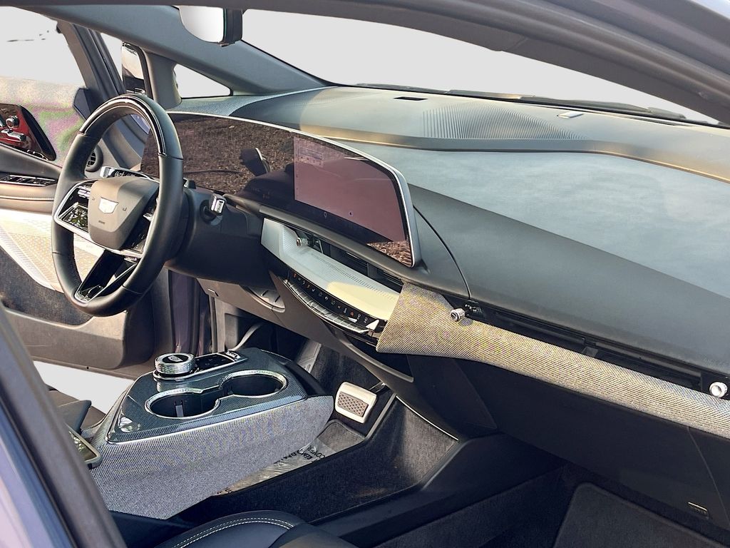 Used 2025 Silver Cadillac Luxury image 31