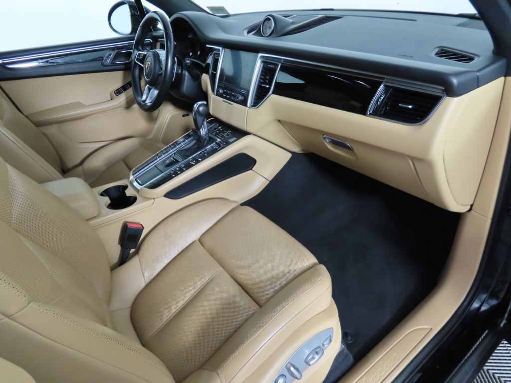2017 Porsche Macan Base 17