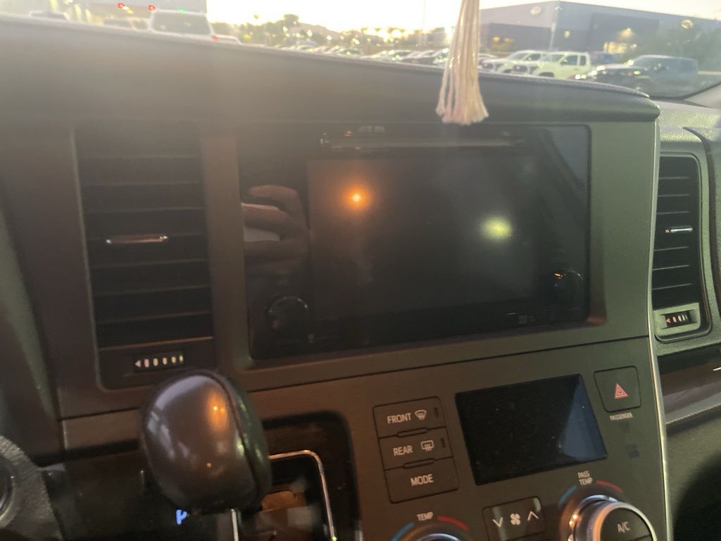 Thumbnail: 2015 Toyota Sienna - 5