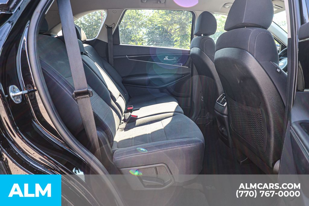 Used 2018 Black Kia L image 22