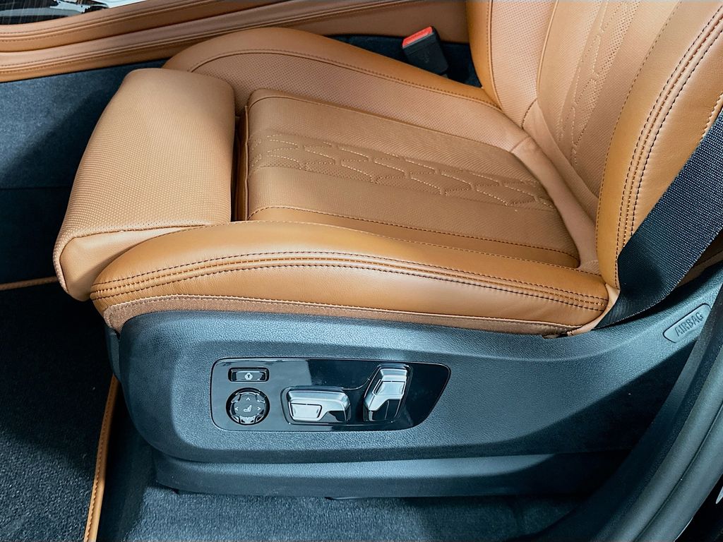 Thumbnail: 2026 BMW X7 - 21