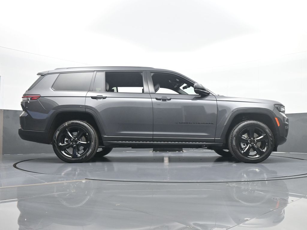 Used 2025 Baltic Gray Metallic Clearcoat Jeep Limited image 31