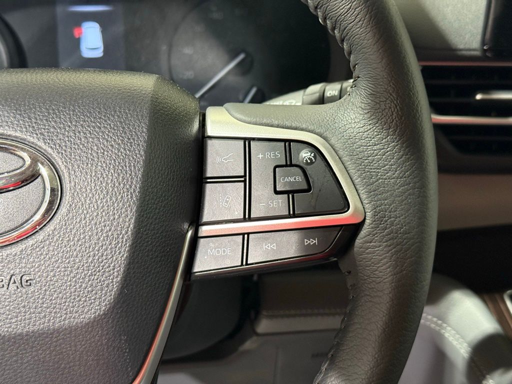 2024 Toyota Sienna XLE 27