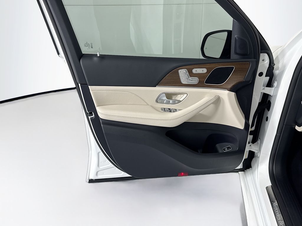 Thumbnail: 2026 Mercedes-Benz GLE - 26