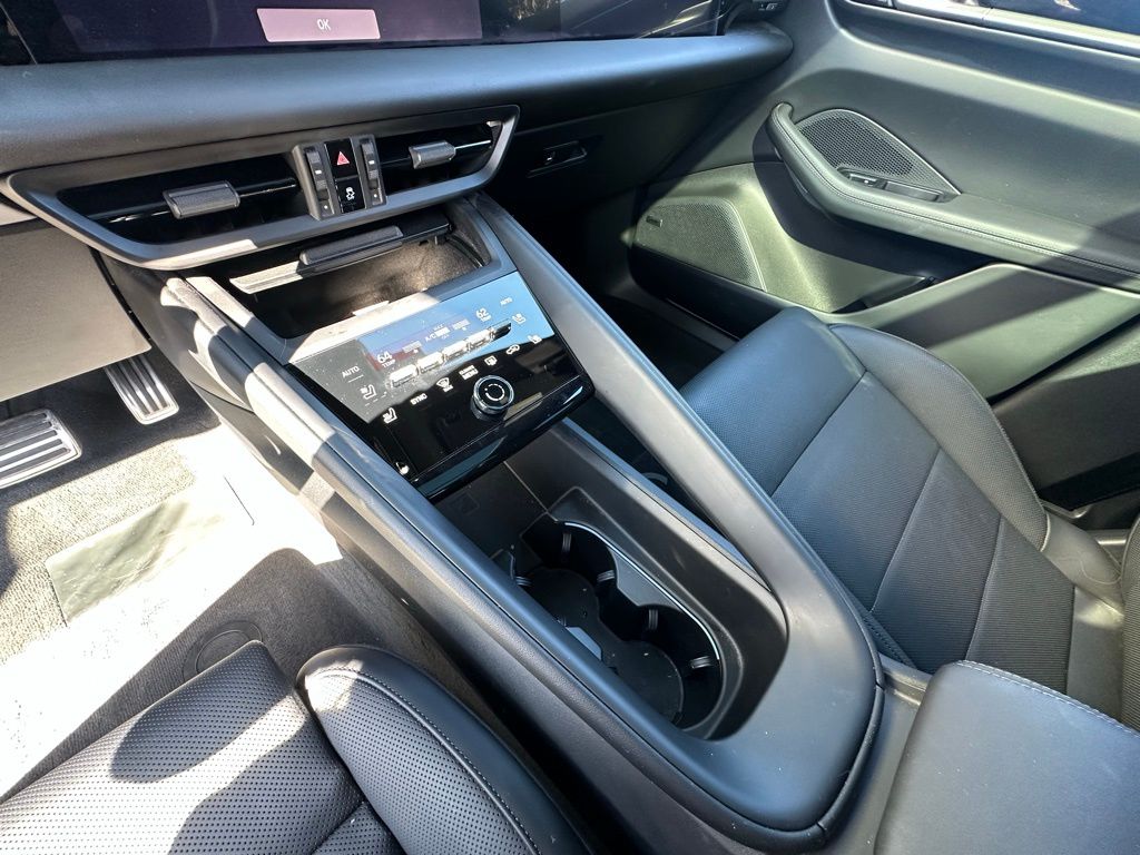 Thumbnail: 2025 Porsche Macan - 26