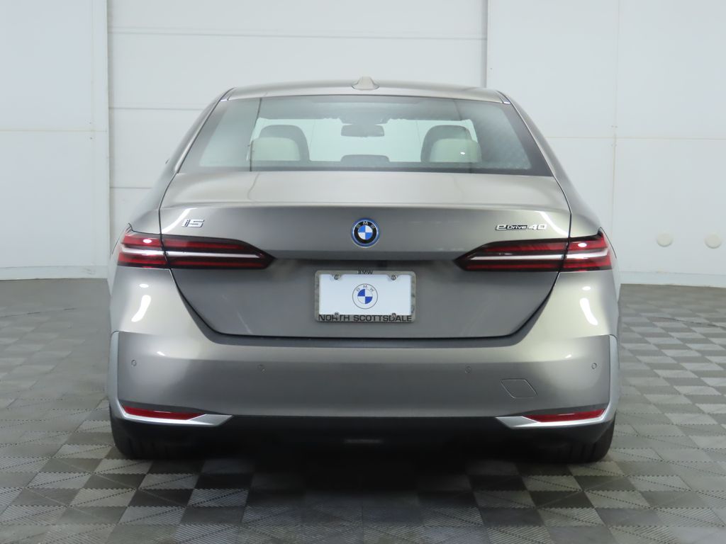 Thumbnail: 2026 BMW i5 - 6