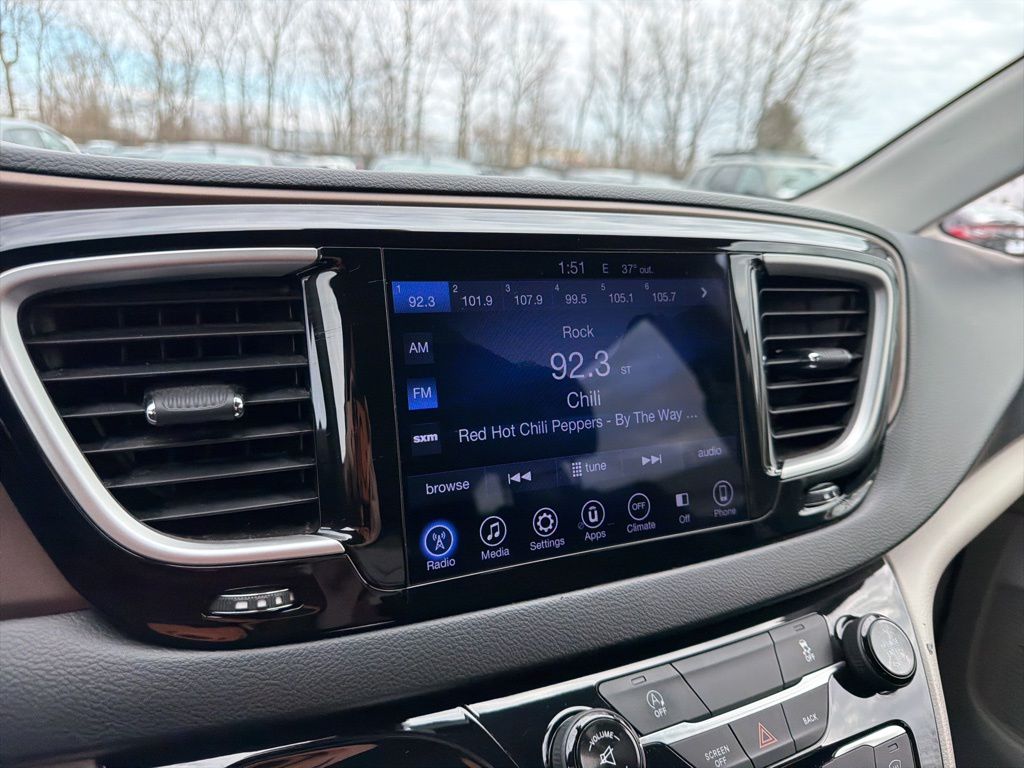 Thumbnail: 2017 Chrysler Pacifica - 30