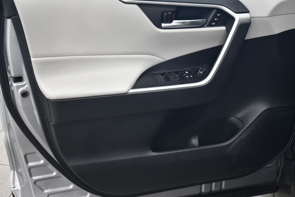 Thumbnail: 2021 Toyota RAV4 - 16