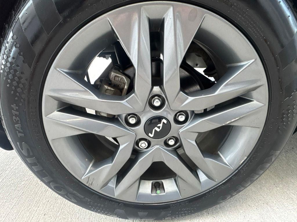 Used 2023 White Kia S image 9