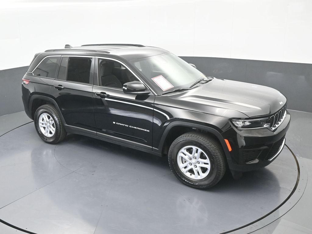 Used 2025 Diamond Black Crystal Pearlcoat Jeep Laredo image 54