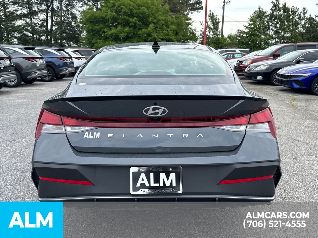 2025 Hyundai Elantra SEL Sport photo 5