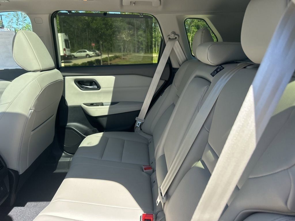2025 Everest White Pearl Nissan Rogue SL FWD SUV