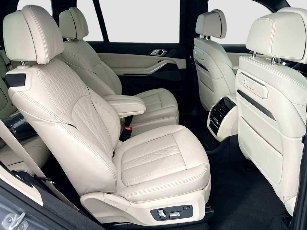 Thumbnail: 2027 BMW X7 - 21