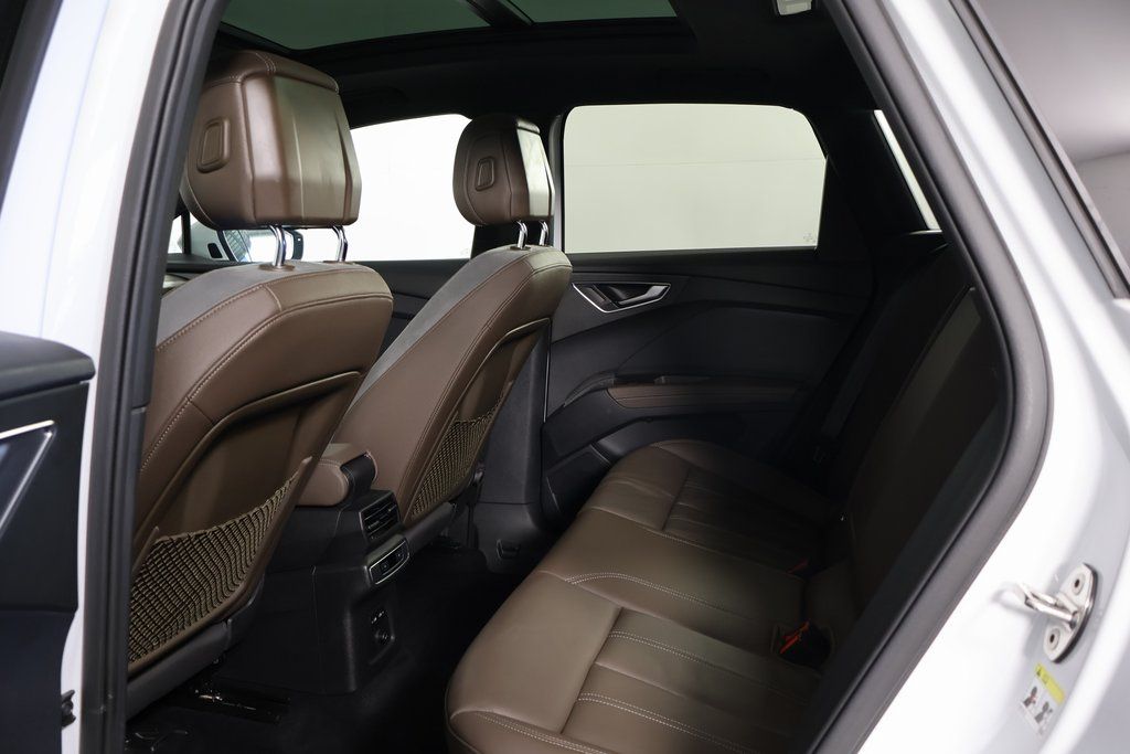 Thumbnail: 2023 Audi Q4 e-tron - 10