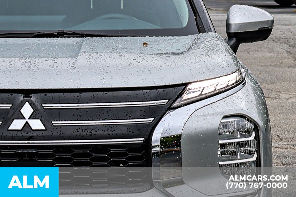 Used 2025 Silver Mitsubishi SE image 15