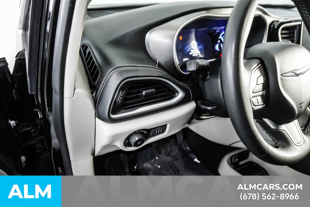 Used 2024 Black Chrysler Select image 31