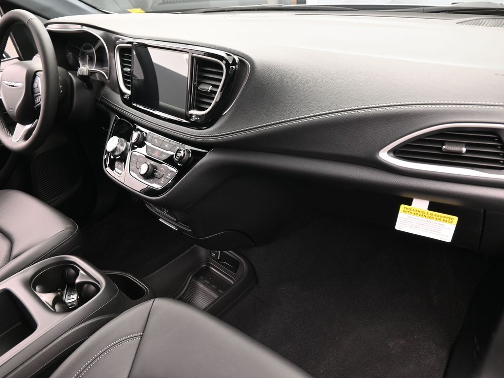 New 2026 Silver Mist Clearcoat Chrysler Select image 42