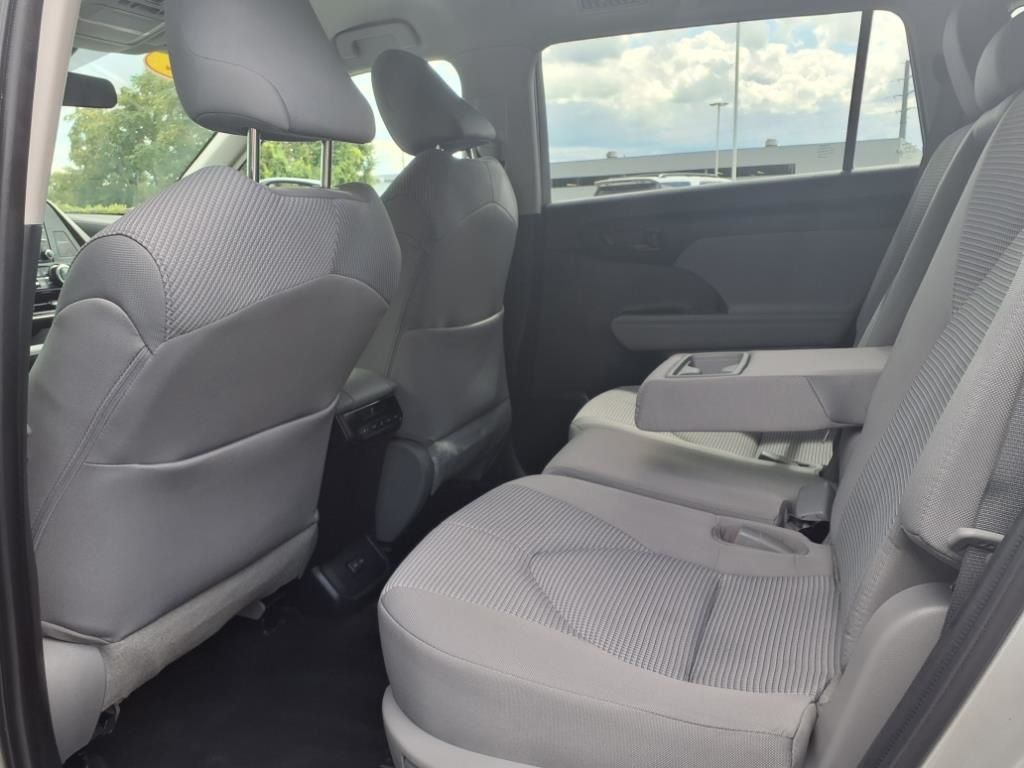 2022 Toyota Highlander LE photo 11