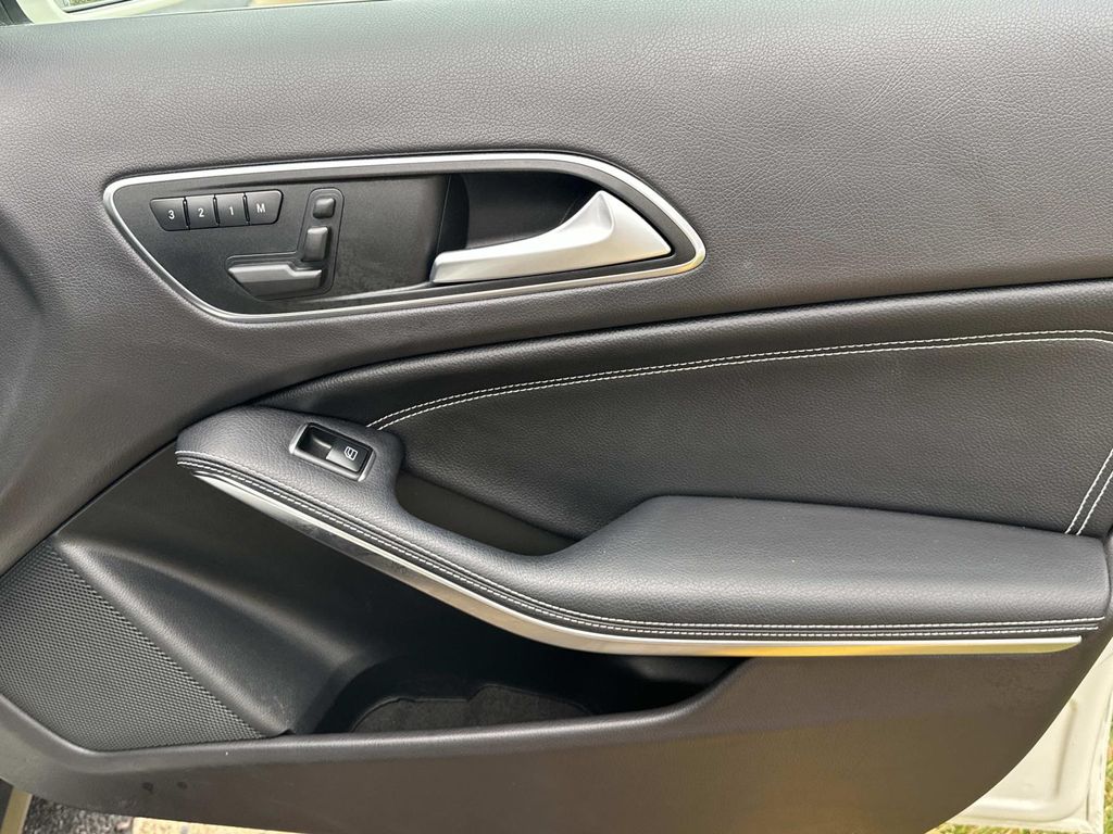 Thumbnail: 2017 Mercedes-Benz GLA - 20