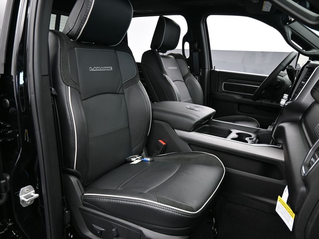 New 2026 Diamond Black Crystal Pearlcoat Ram Laramie image 43