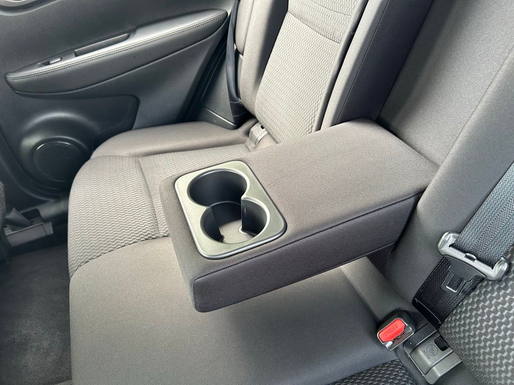 2022 Nissan Rogue Sport S 32