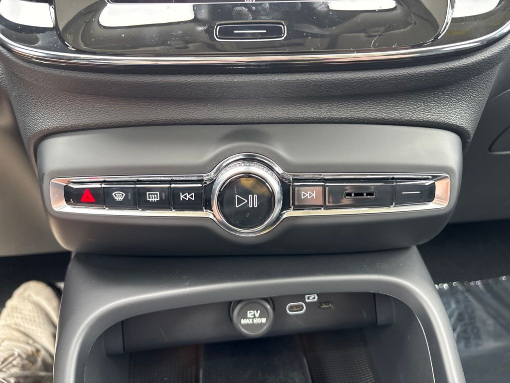 Used 2024 Volvo XC40 SUV