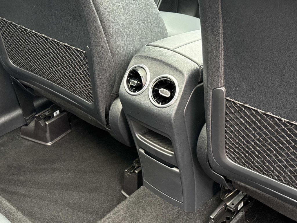 Thumbnail: 2022 Mercedes-Benz GLB - 29