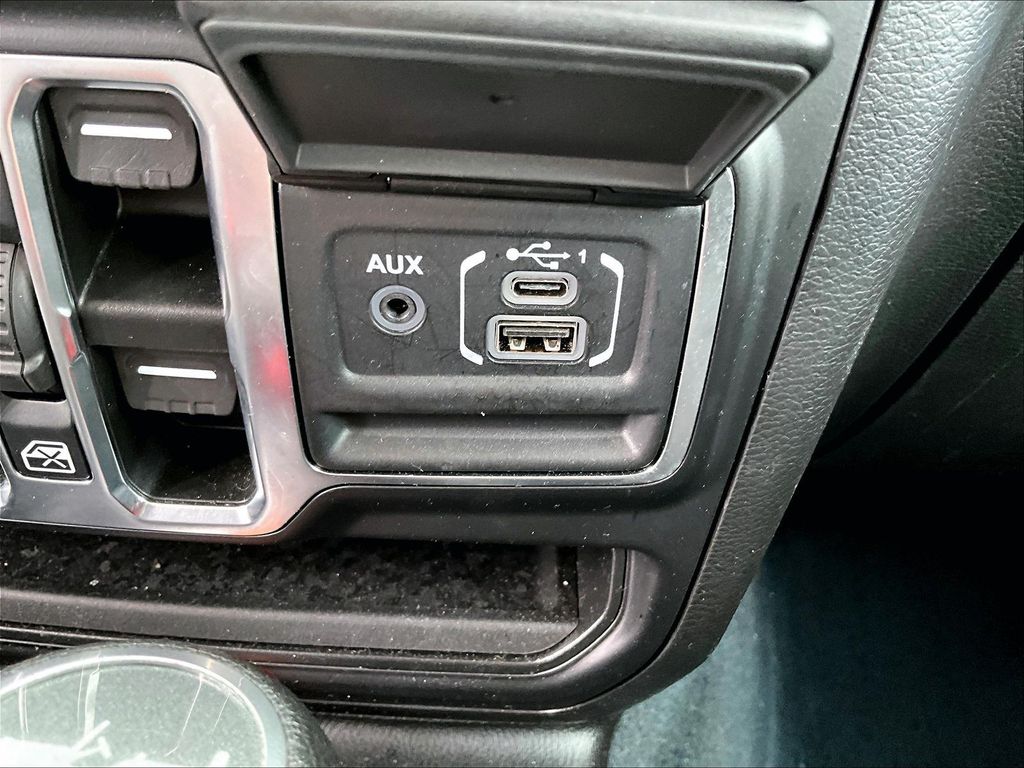 2023 Jeep Wrangler — photo 27
